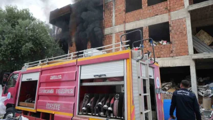 İçi ve etrafı çöplerle dolu metruk bina yangını mahalleliyi tedirgin etti
