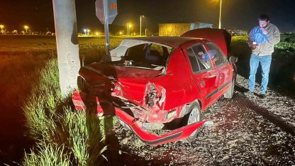 İki otomobil çarpıştı, iki kişi hastanelik oldu