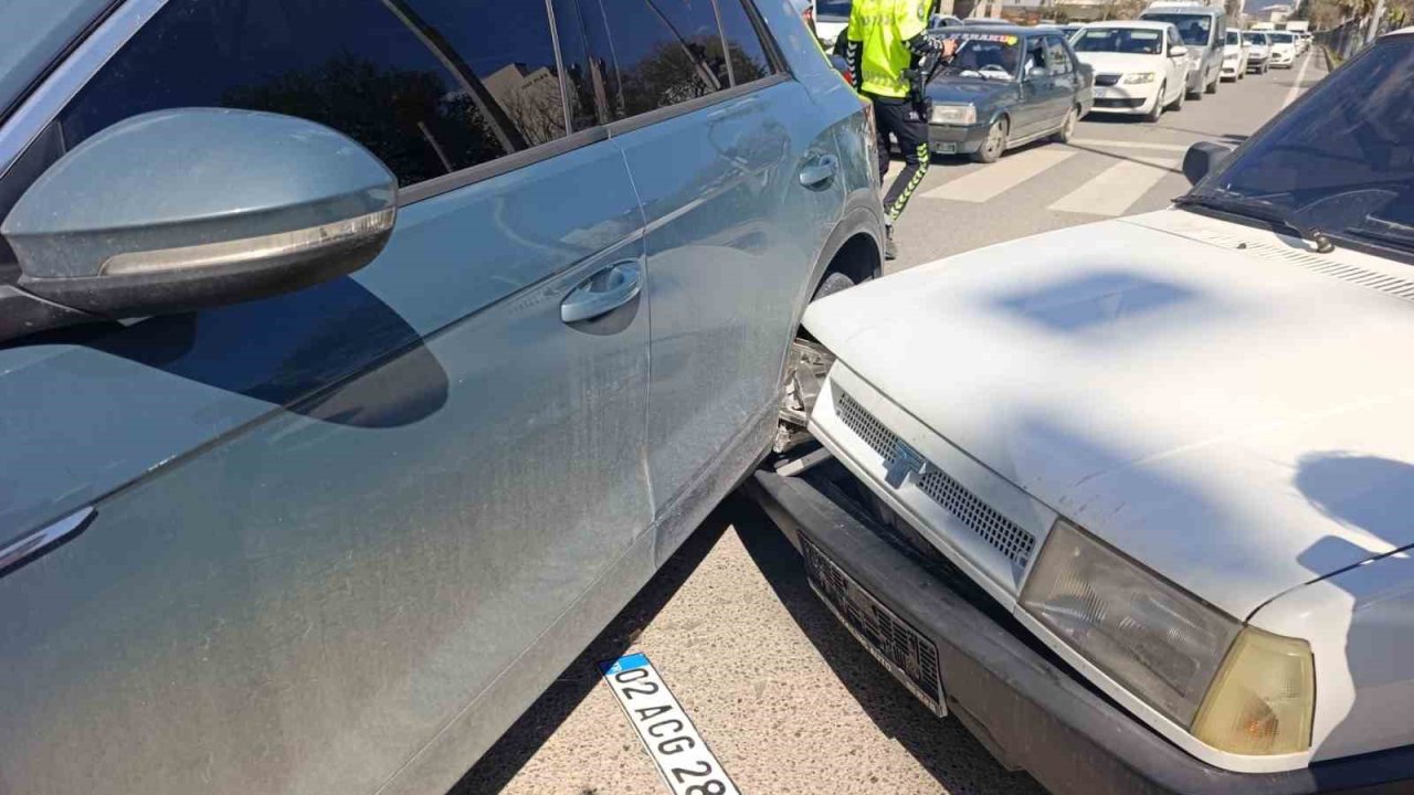 İki otomobille çarpışan motosiklet sürücüsü yaralandı