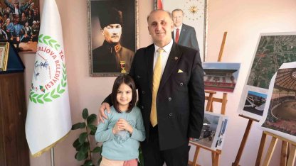 İlkokul öğrencisi Sare, ödevini Başkan Kaya ile yaptı