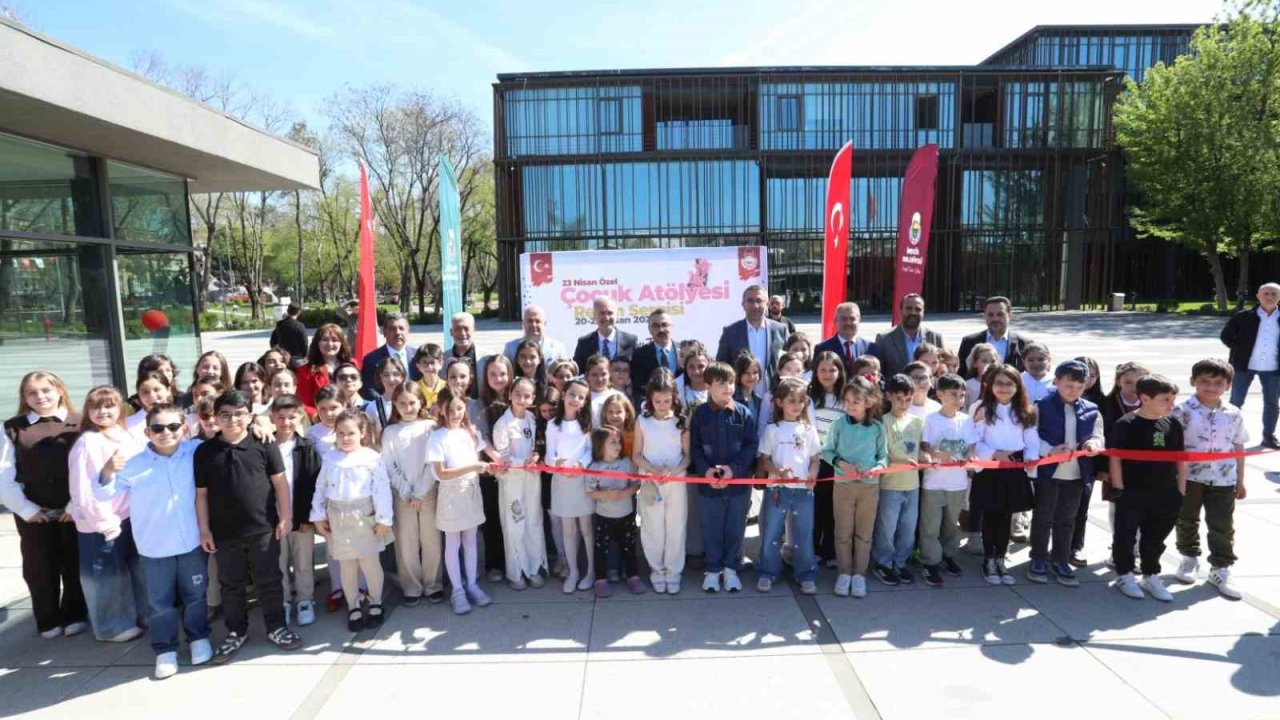 İnegöl’de 23 Nisan’a özel minik sanatçılar sergisi açıldı