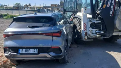 İnegöl’de otomobil iş makinasına çarptı: 1 yaralı
