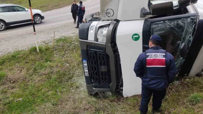 İnegöl’de su yüklü tır yamaca devrildi: 1 yaralı