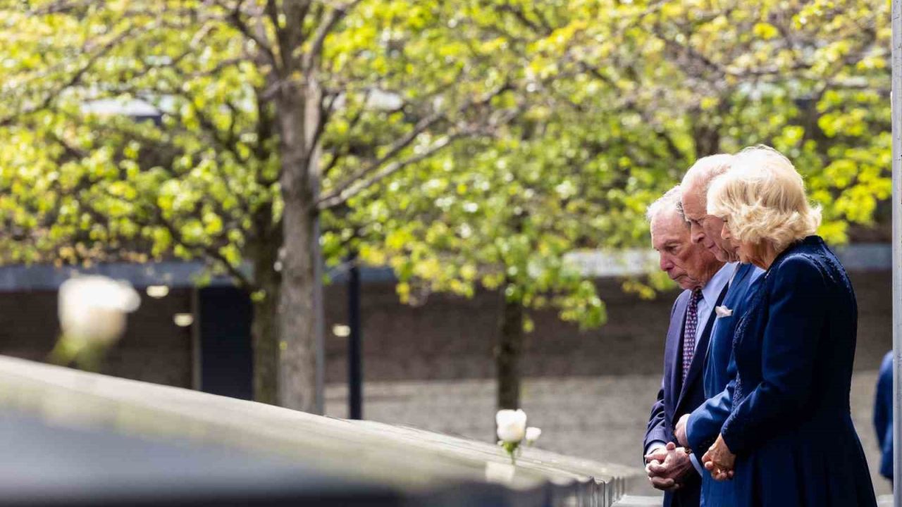 İngiltere Kralı III. Charles 11 Eylül Anıtı’nı ziyaret etti, kurban yakınlarıyla bir araya geldi