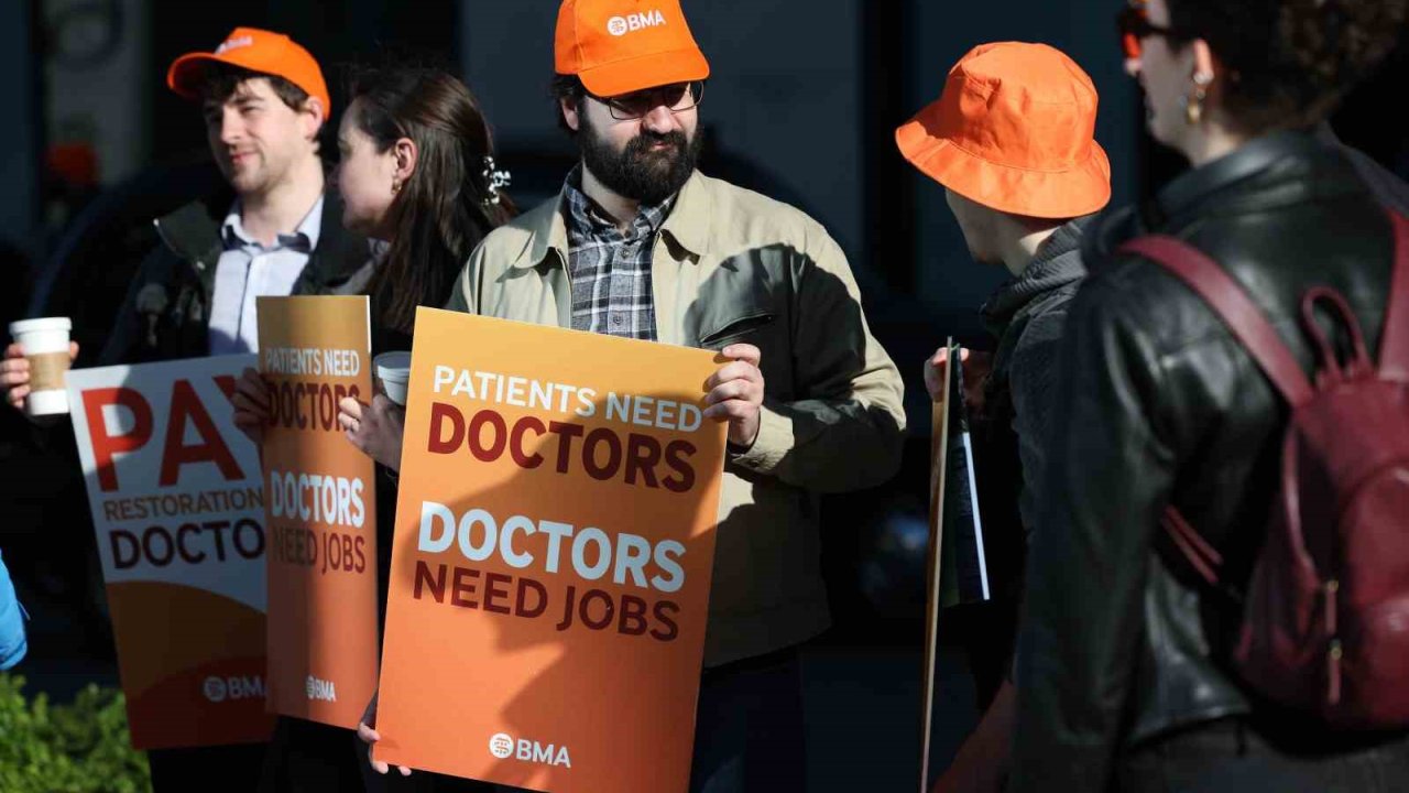İngiltere’de doktorlardan 6 günlük iş bırakma eylemi