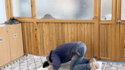 İnşaat işçisinden örnek davranış: Camiyi kirletmemek için nalburdan aldığı malzemenin üzerinde namazını kıldı