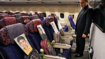 İran heyetinin uçağına ABD’nin Minab’daki saldırısında ölen çocukların fotoğrafları konuldu