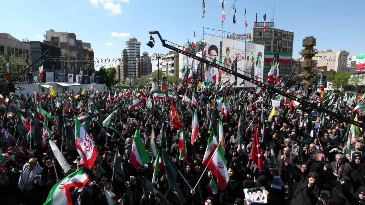 İran’da eski dini lider Hamaney, ölümünün 40’ıncı gününde anıldı