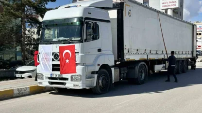İran’daki savaş mağdurları için Van’dan 3 yardım tırı gönderildi