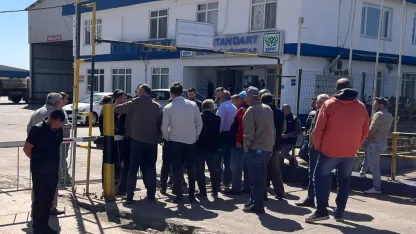 İş alamayan kooperatif üyeleri fabrika önünde toplandı