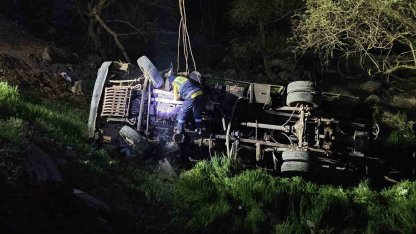 İş makinesi şarampole yuvarlandı: 1 ölü, 1 yaralı