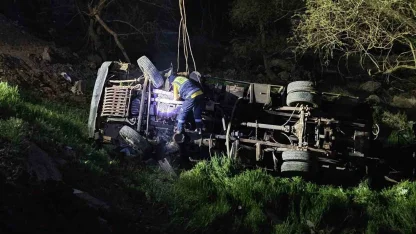 İş makinesi şarampole yuvarlandı: 1 ölü, 1 yaralı