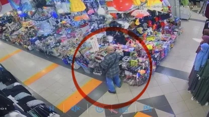 İş yeri sahibinden güvenlik kamerasına yakalanan hırsıza çağrı: "Çaldığın radyonun parasını getir"