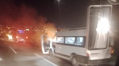 İşçi servis minibüsü alev aldı