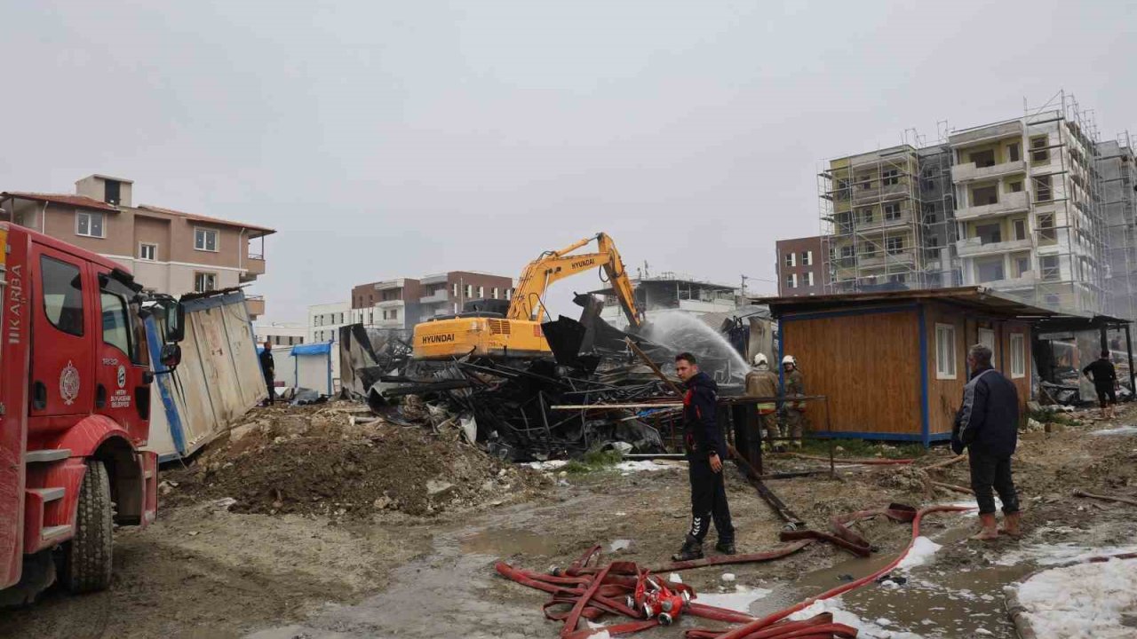 İşçilerin kaldığı 2 katlı yatakhane alevlere teslim oldu