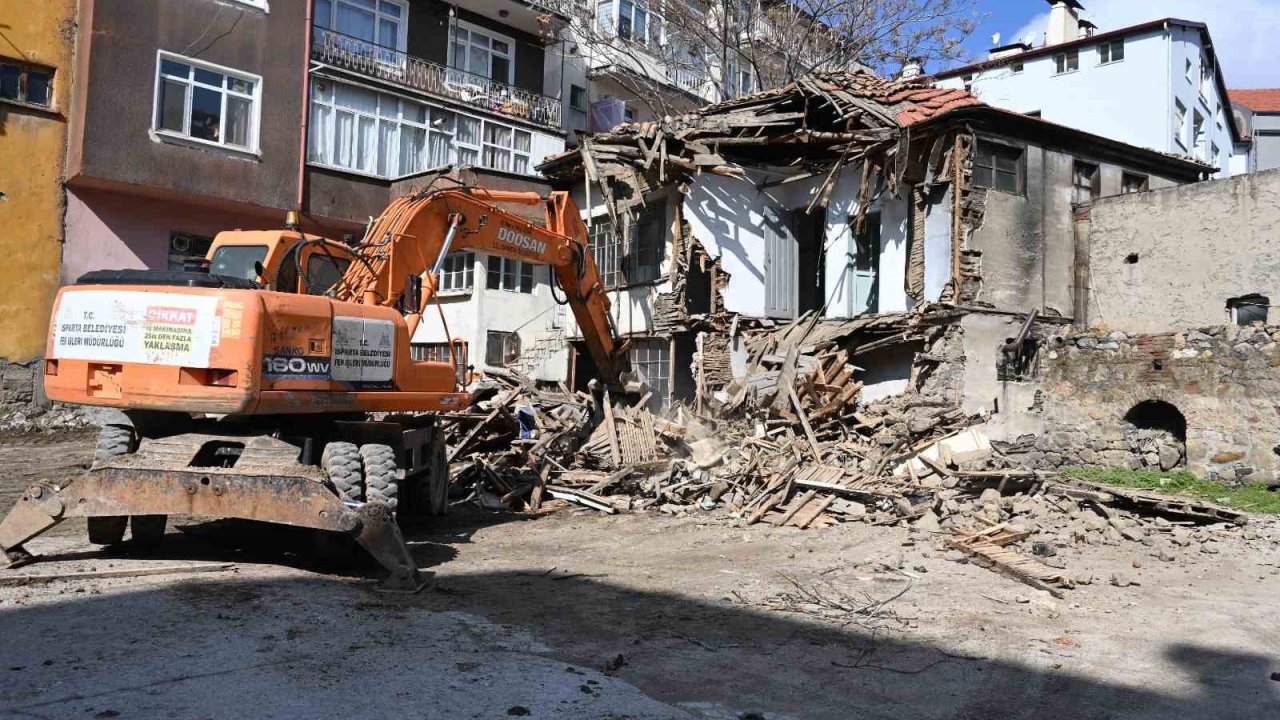 Isparta’da katlı otopark projesinde metruk binalar yıkıldı, çalışmalar hız kazandı