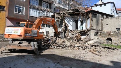Isparta’da katlı otopark projesinde metruk binalar yıkıldı, çalışmalar hız kazandı