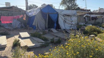 İsrail saldırılarında evini kaybeden Gazzeli Halid ez-Zaanin, ailesiyle mezarlıkta yaşıyor