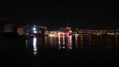 İstanbul Boğazı’nda gemi yalıya metreler kala karaya oturdu, geçişler geçici olarak durduruldu