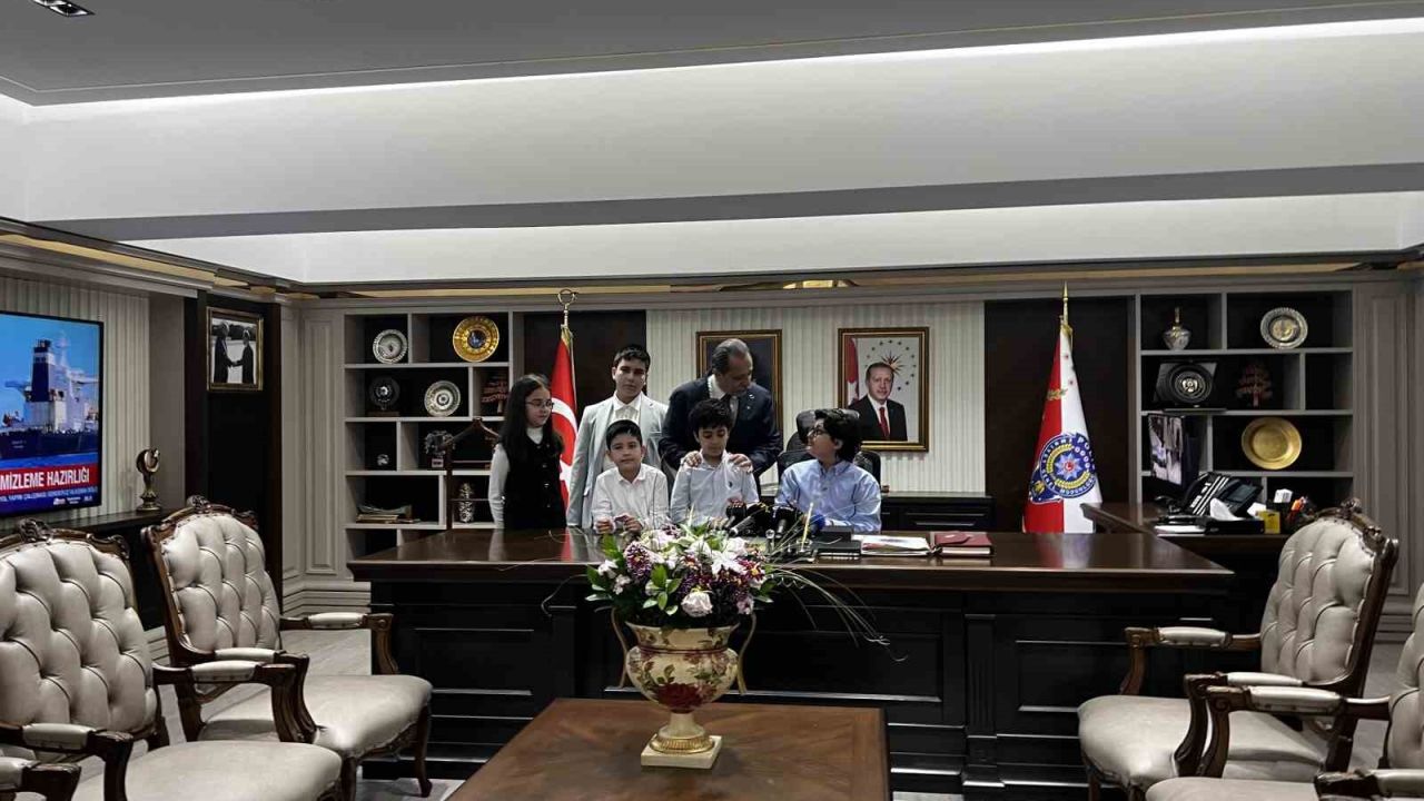 İstanbul İl Emniyet Müdürü Yıldız, koltuğunu şehit çocuğuna devretti