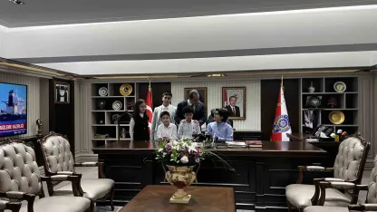 İstanbul İl Emniyet Müdürü Yıldız, koltuğunu şehit çocuğuna devretti