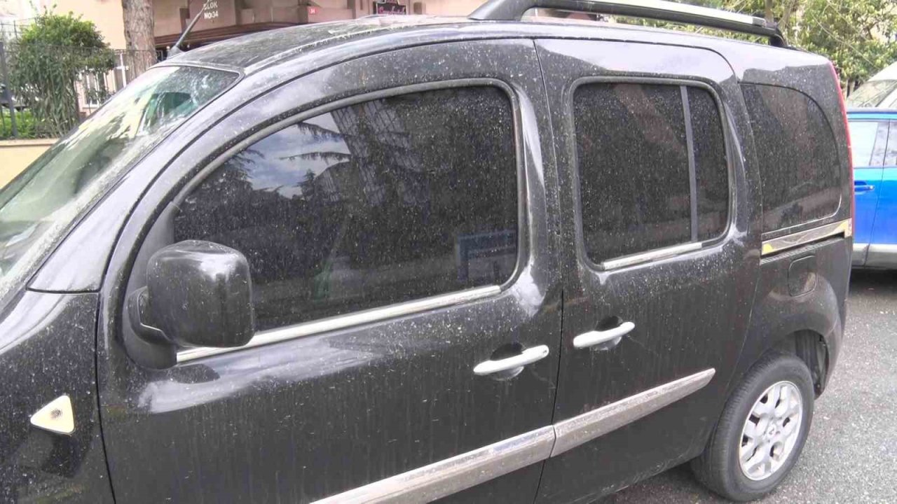 İstanbul’a çamur yağdı, araçlar çamurla kaplandı