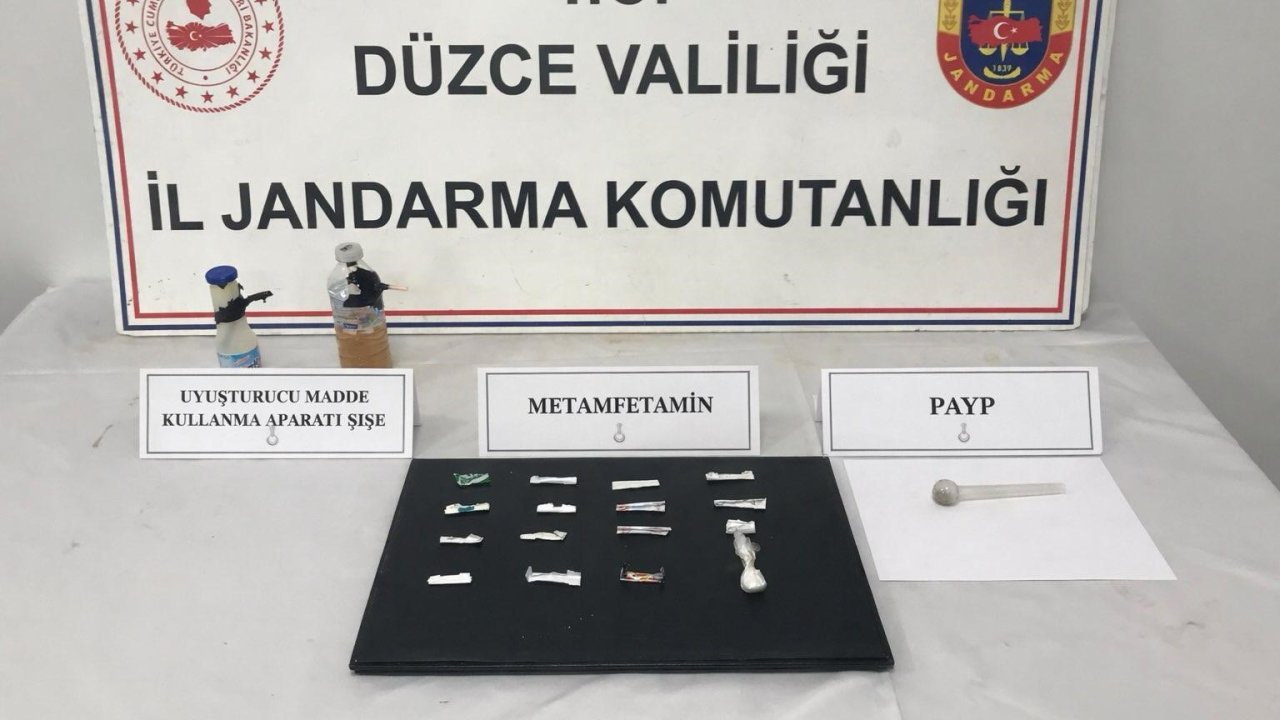 İstanbul’dan aldığı uyuşturucu maddeleri Düzce’de satacağı öğrenilen şahıs yakalandı