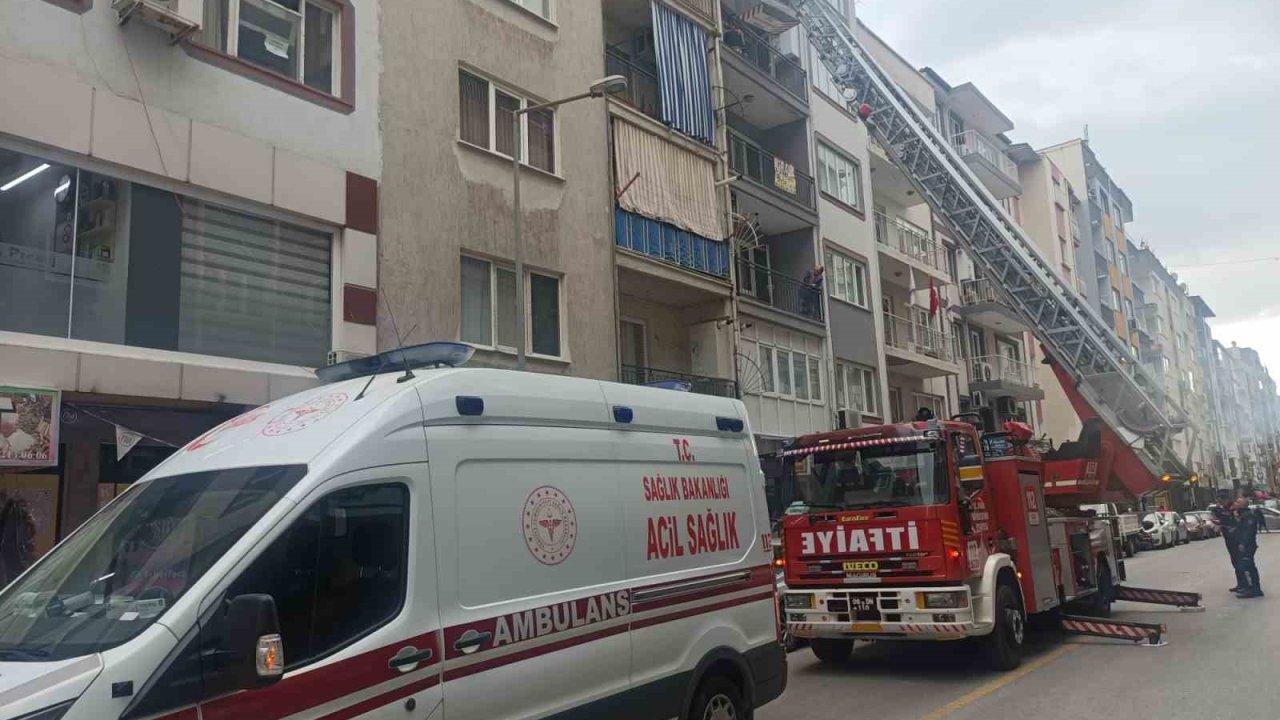 İtfaiyenin asansörlü merdivenine binmekten korkan genç, kırık ayağıyla merdivenlerden indi