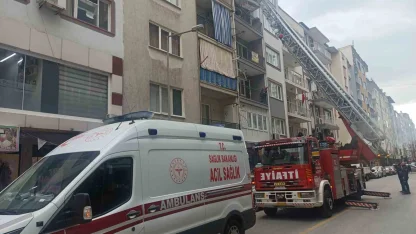 İtfaiyenin asansörlü merdivenine binmekten korkan genç, kırık ayağıyla merdivenlerden indi