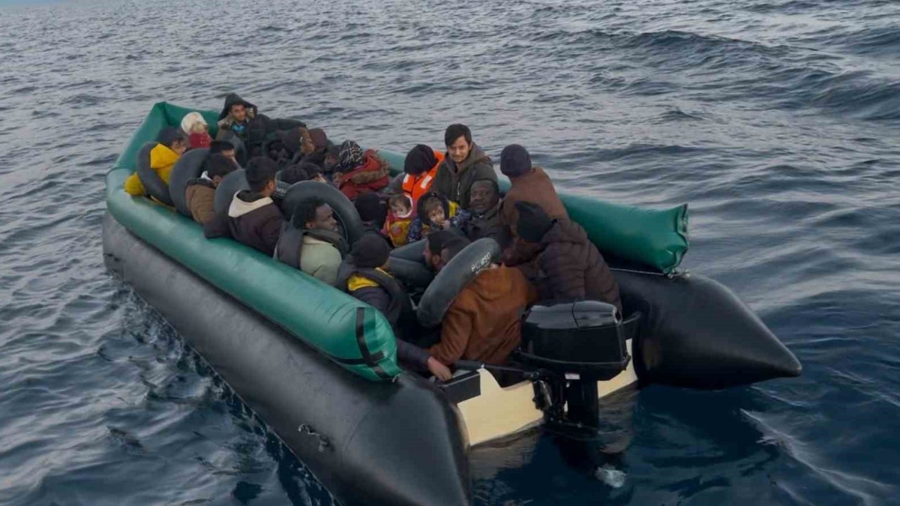 İzmir açıklarında 43 düzensiz göçmen yakalandı