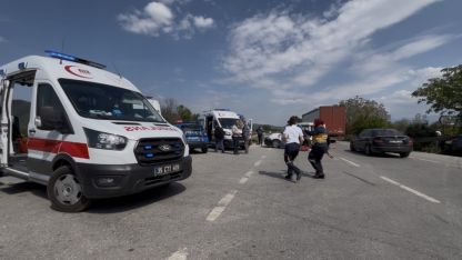 İzmir’de otomobil ile hafif ticari araç çarpıştı: 4’ü çocuk 7 yaralı