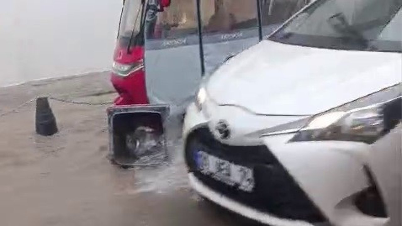 İzmir’de sağanak sokakları göle çevirdi