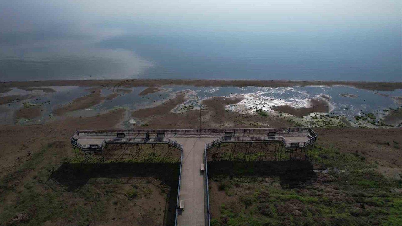 İznik Gölü’nde su çekilmesi alarm veriyor...İskele karada kaldı