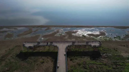 İznik Gölü’nde su çekilmesi alarm veriyor...İskele karada kaldı