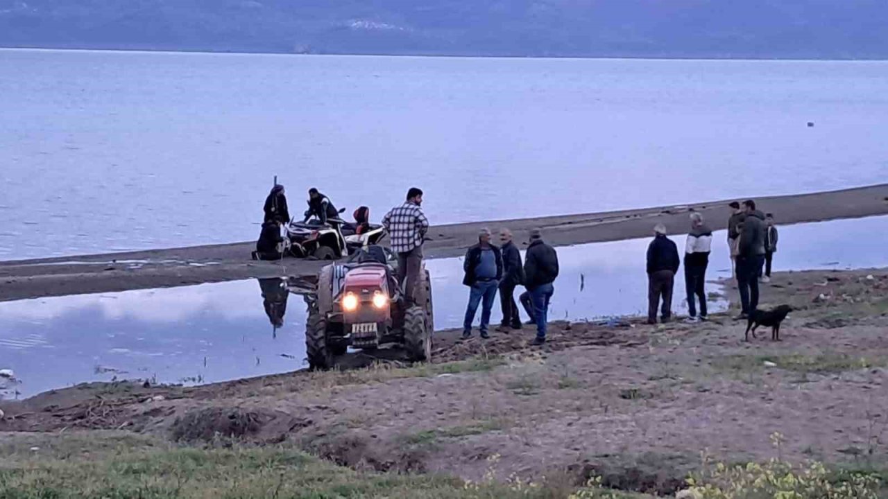 İznik’te ATV kuma saplandı, vatandaşlar seferber oldu
