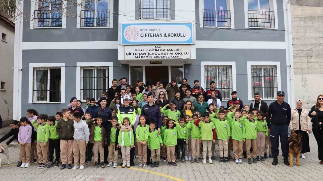 Jandarmadan Niğde’de öğrencilere meslek tanıtımı ve güvenlik eğitimi