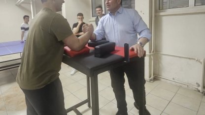 Kabakcı; öğrencilerle bilek güreşi yaptı