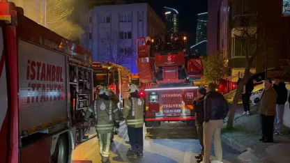 Kağıthane’de 5 katlı iş hanında yangın