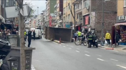 Kağıthane’de kamyon yan yattı