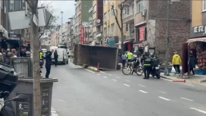 Kağıthane’de kamyon yan yattı