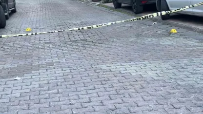 Kağıthane’de polis kendine saldıran gençler kaçınca havaya uyarı ateşi açtı