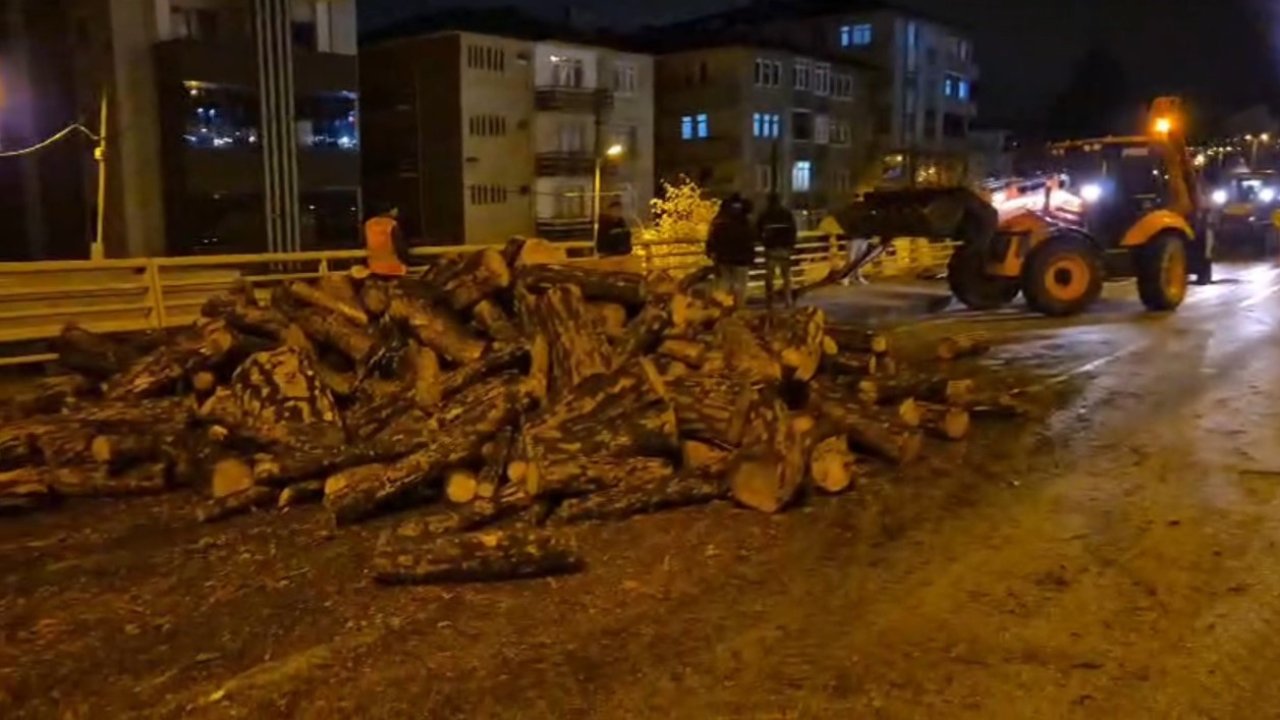 Kamyondan kara yoluna dökülen odunlar kaldırıldı