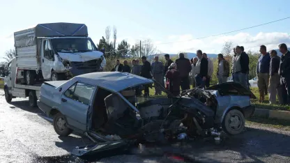 Kamyonetle çarpışan Tofaş ikiye bölündü, sürücü hayatını kaybetti