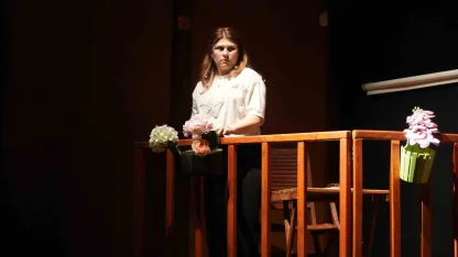 Kanseri yendi, kendi hayatını yazıp oynadı