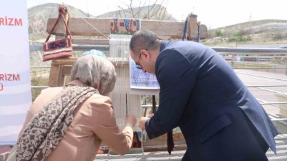 Kapadokya’da turistler halı dokuyup çanak yaptı