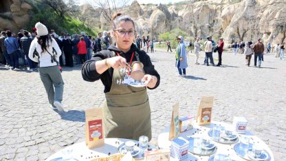 Kapadokya’da turistlere Türk kahvesi ve lokum ikramı