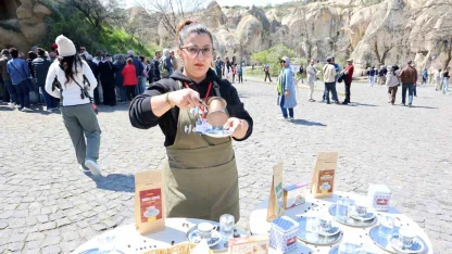 Kapadokya’da turistlere Türk kahvesi ve lokum ikramı