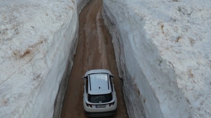 Kar duvarları arasında kalan yol görenleri hayrete düşürdü