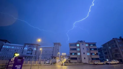 Karabük’te sağanak etkili oldu, şimşekler gökyüzünü aydınlattı