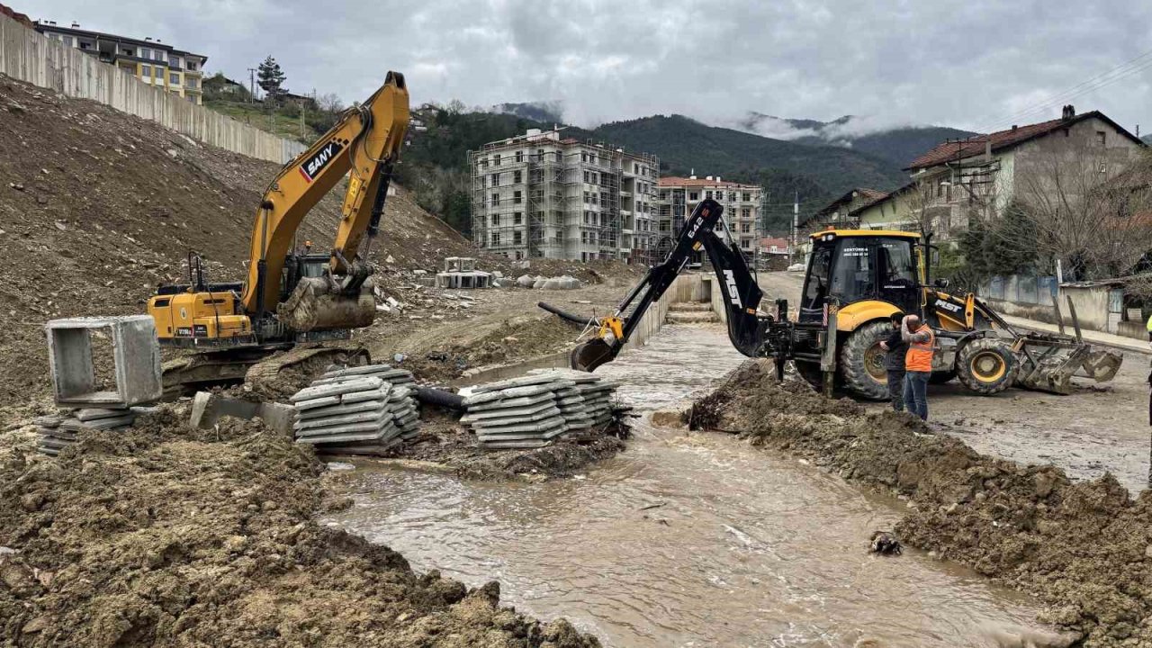 Karabük’te sağanak yağış sonrası dereler taştı